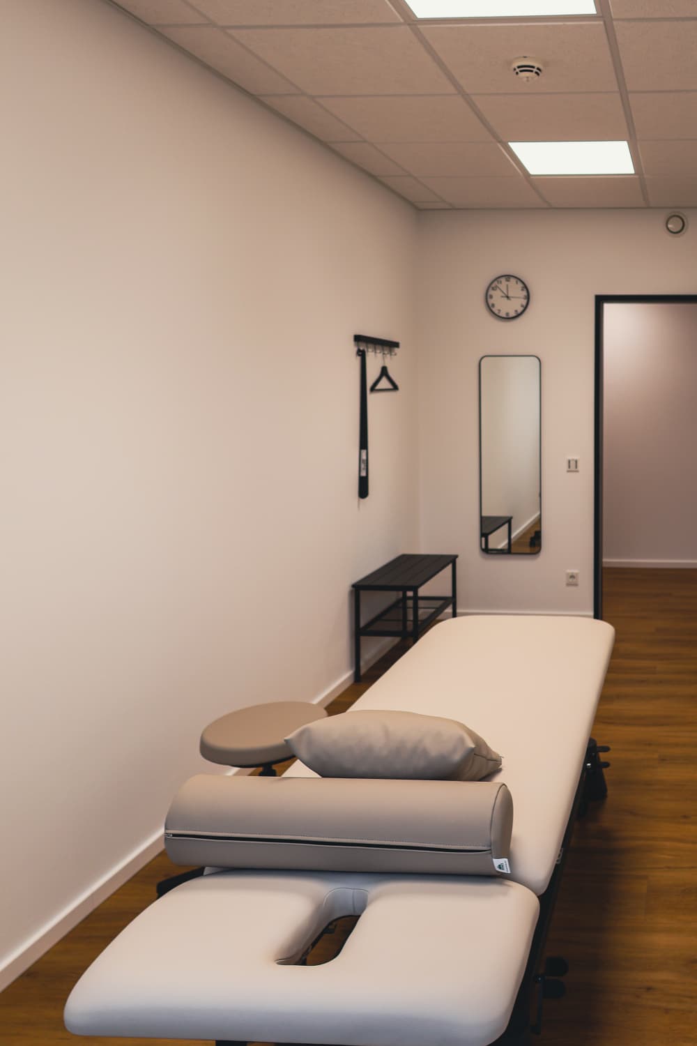 Therapieraum mit Behandlungsliege bei AMILU