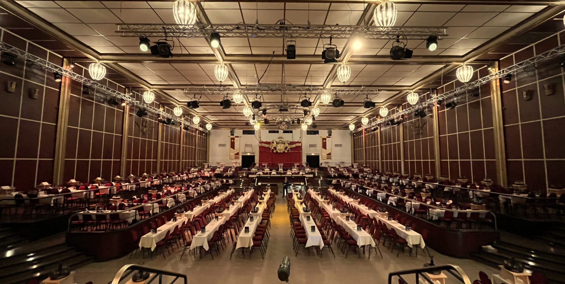 Der historische Sartory-Saal mit Kronleuchtern
