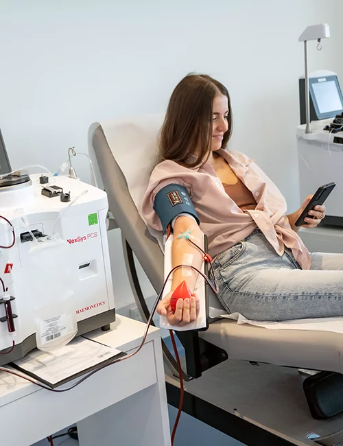 Spenderin während der Plasmaspende im Europlasma Spendezentrum
