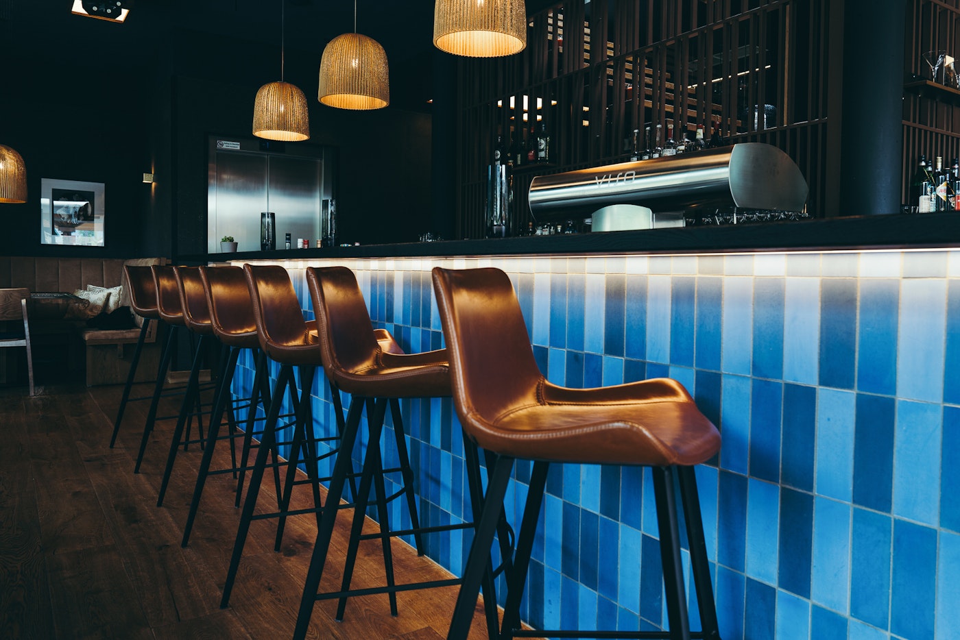Bar mit Ledersitzen im Restaurant DROI