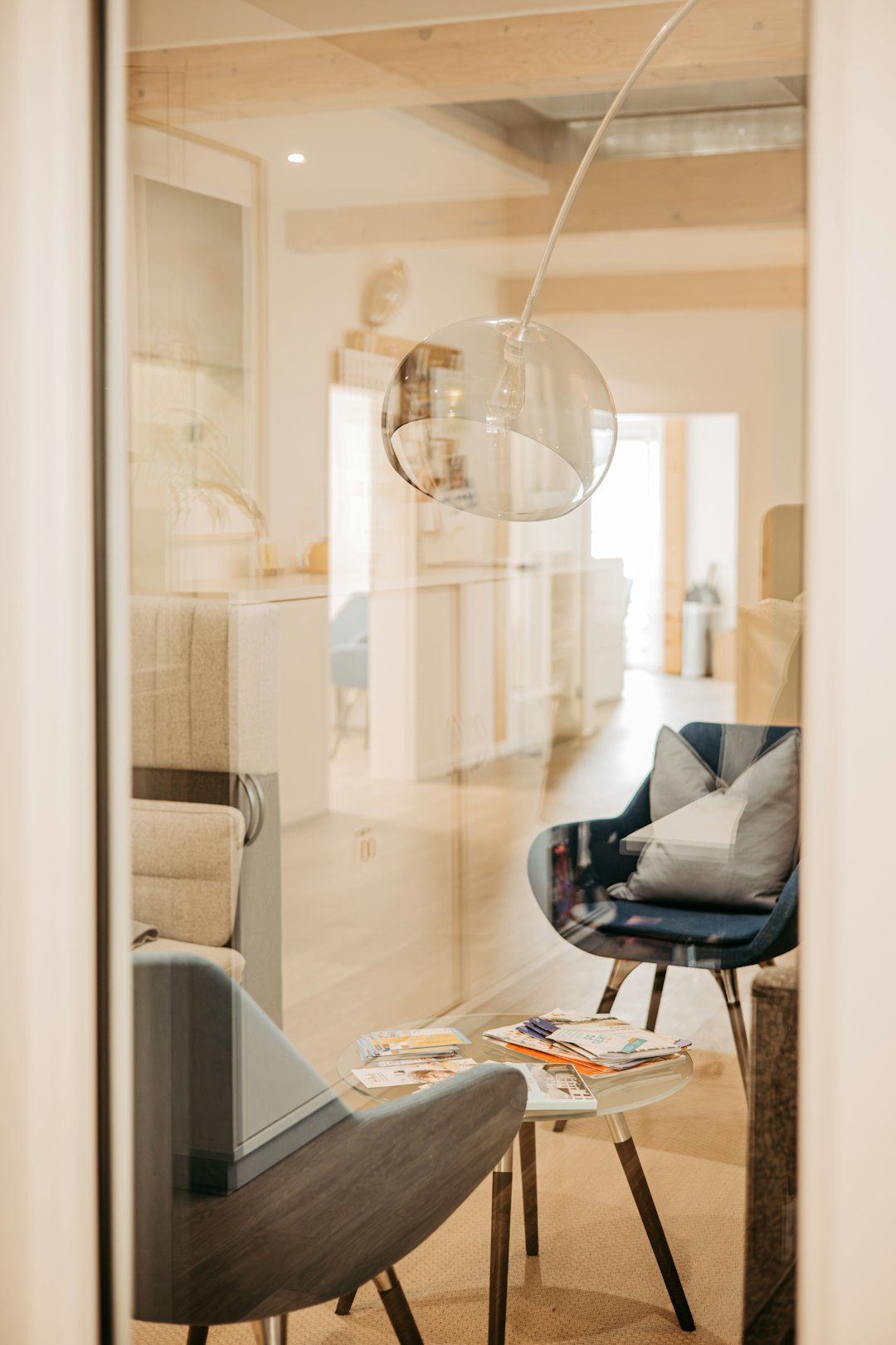 Moderne Behandlungsräume mit heller Ausstattung und freundlicher Atmosphäre