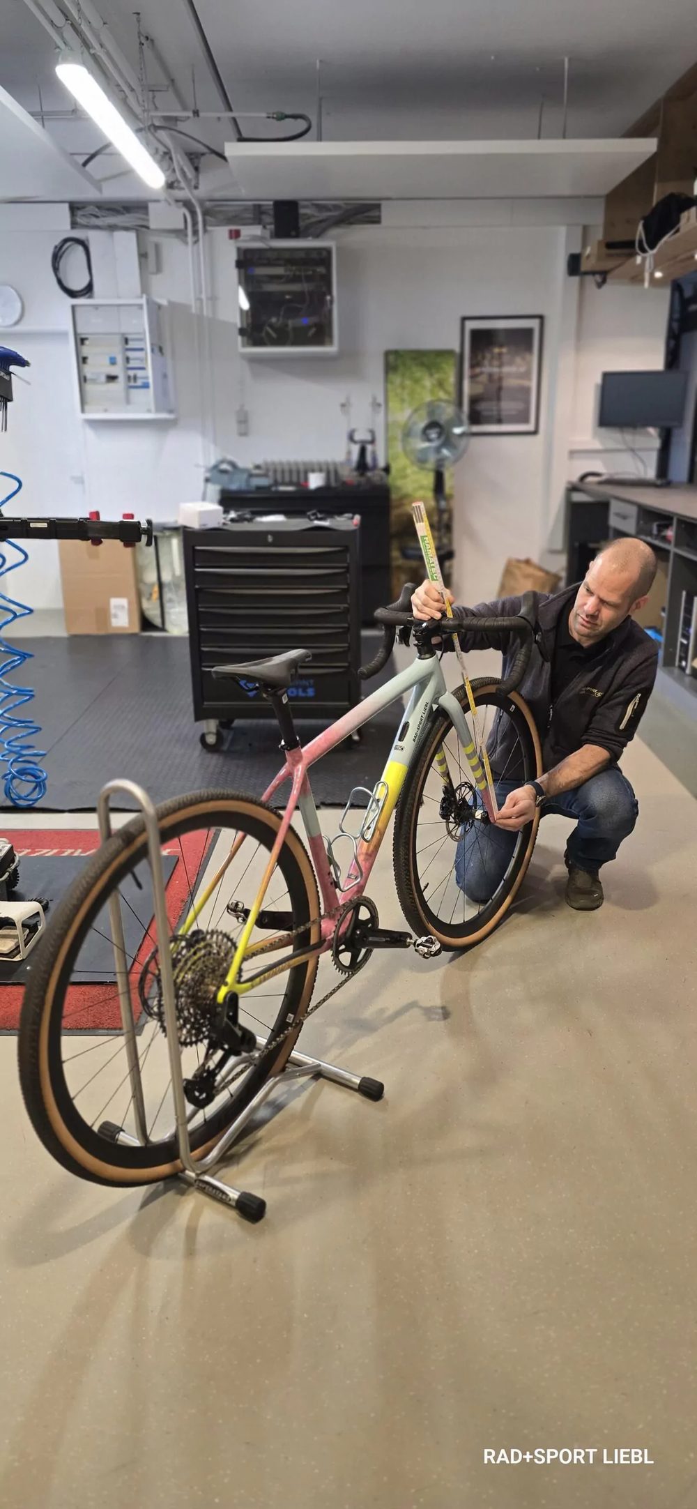 Mitarbeiter kontrolliert ein Fahrrad im Montageständer