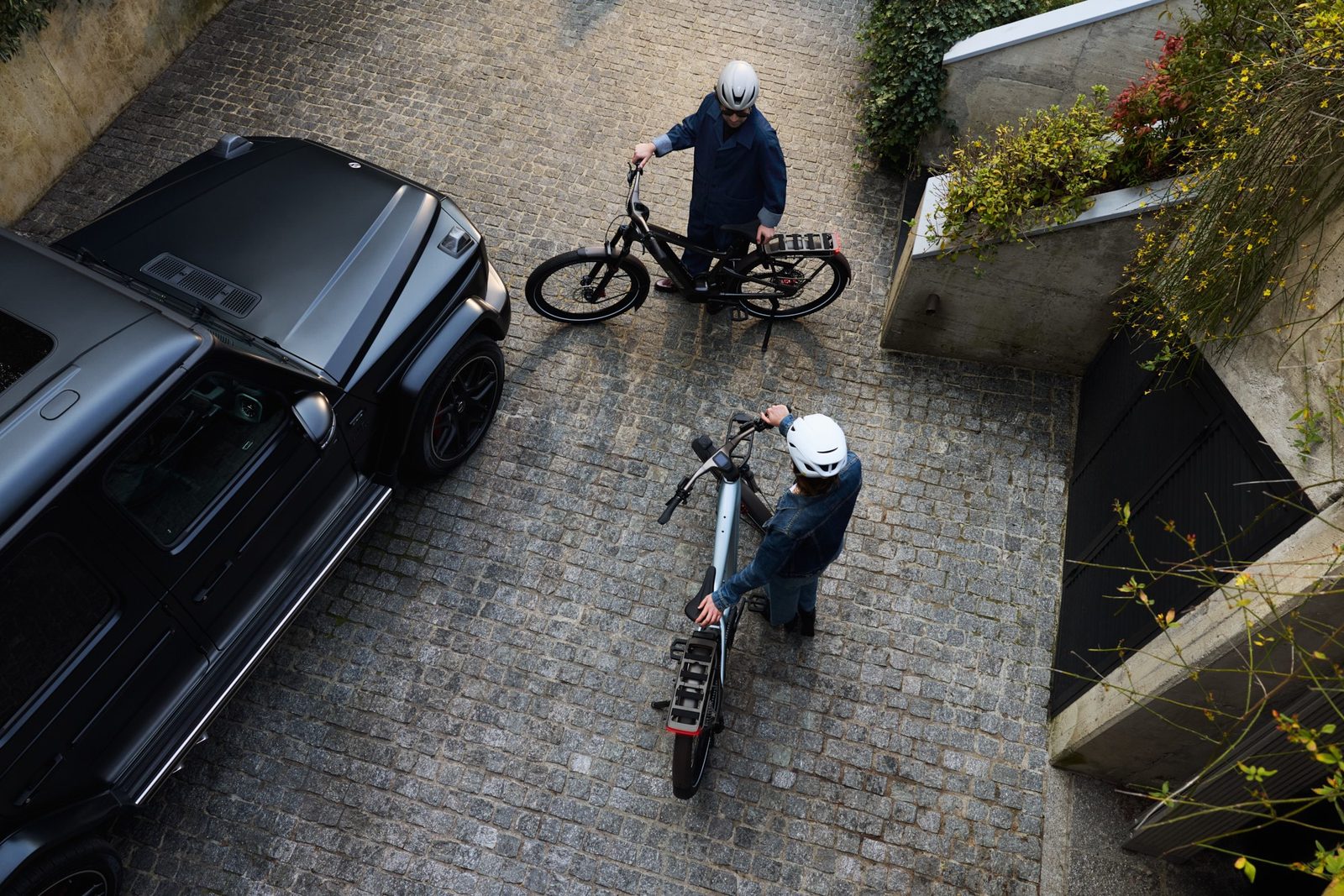 Zwei Radfahrende mit modernen E-Bikes