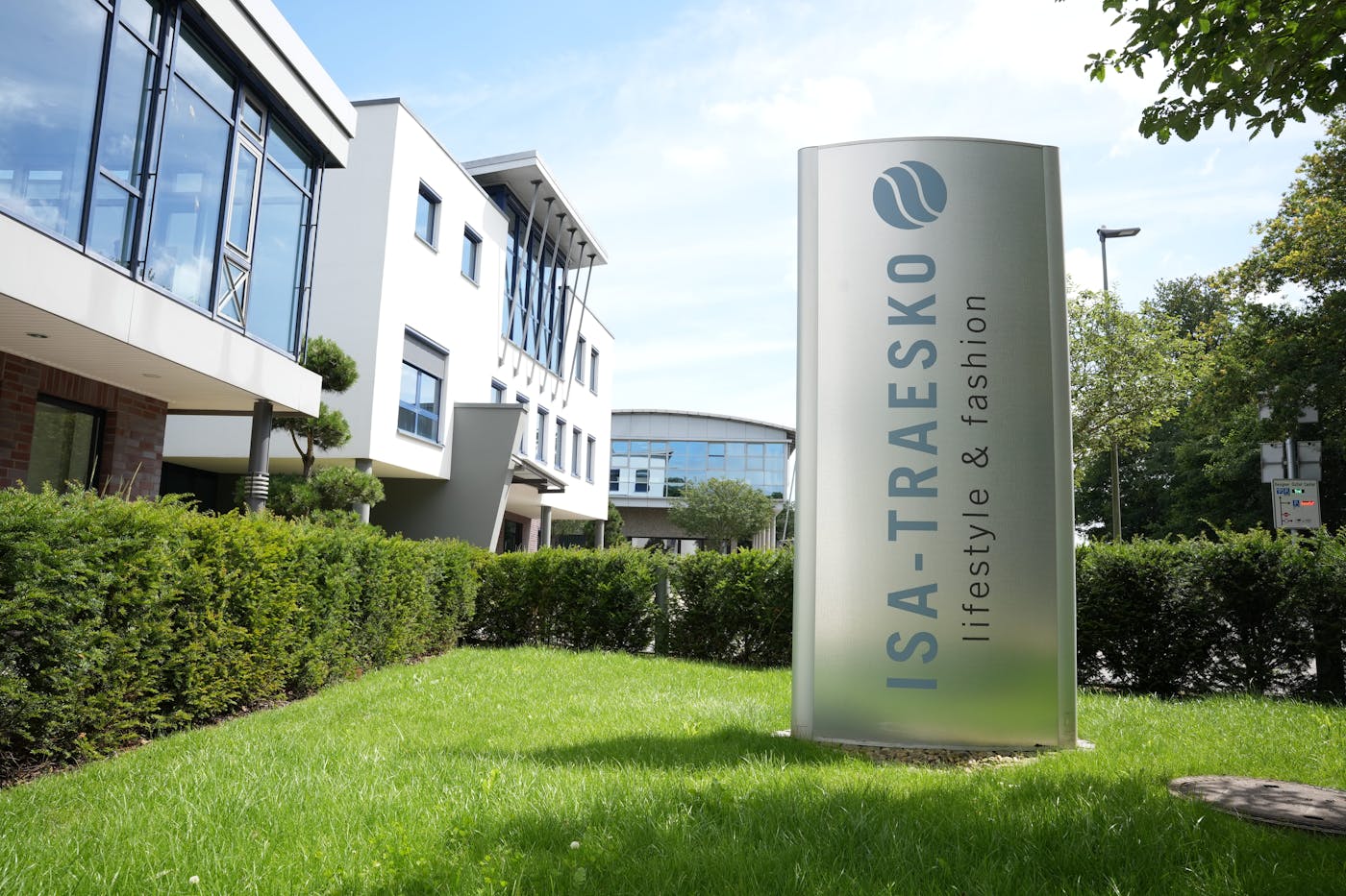 Bürogebäude von ISA-TRAESKO mit Schild "lifestyle & fashion"