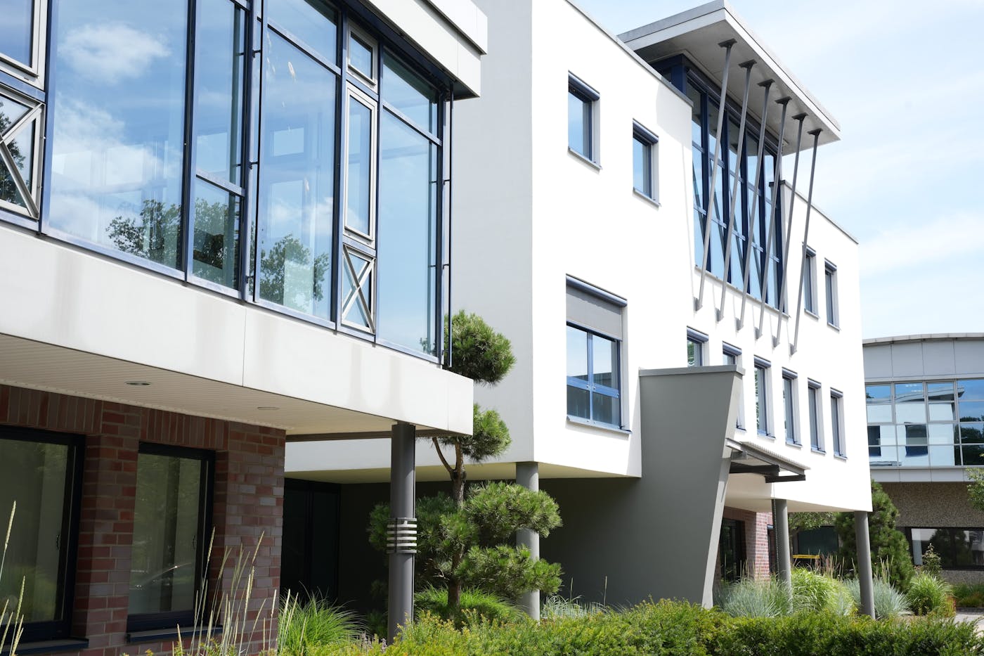 Modernes Bürogebäude mit grossen Glasfenstern