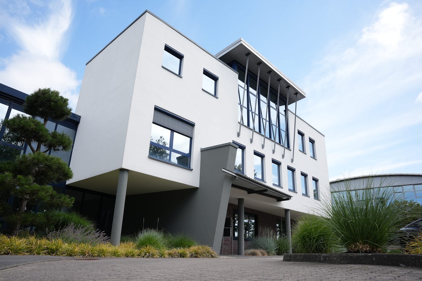 Dreigeschossiges Bürogebäude mit Grünanlagen