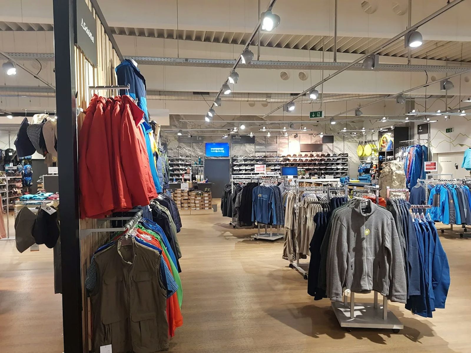Verkaufsfläche von INTERSPORT Sport Flöss mit Jacken und Outdoor-Bekleidung