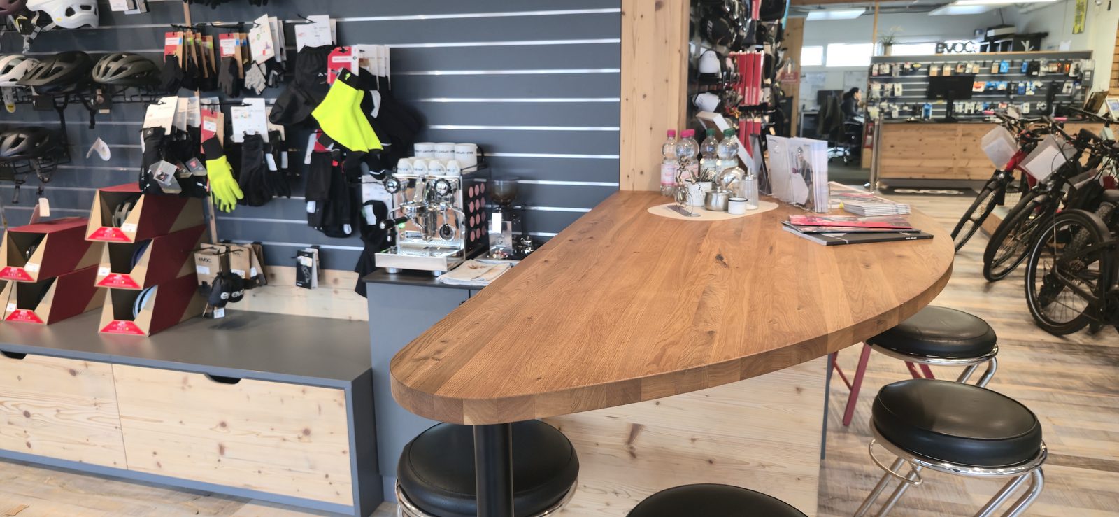 Verkaufsraum von Rad+Sport Liebl mit Beratungsplatz