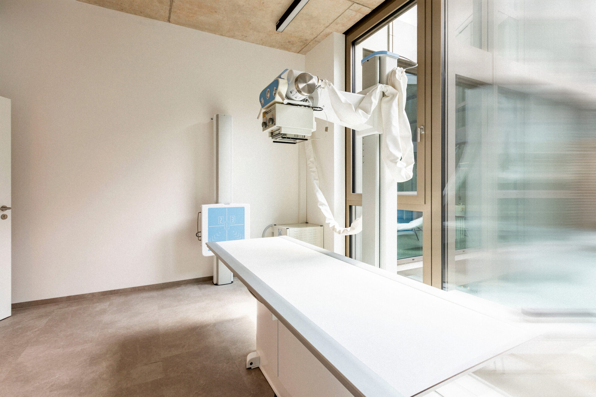 Modernes Röntgengerät in der orthopädischen Praxis