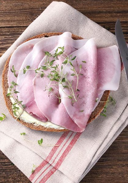 Kochschinken aus der Fleischerei HELMUS auf einer Scheibe Brot