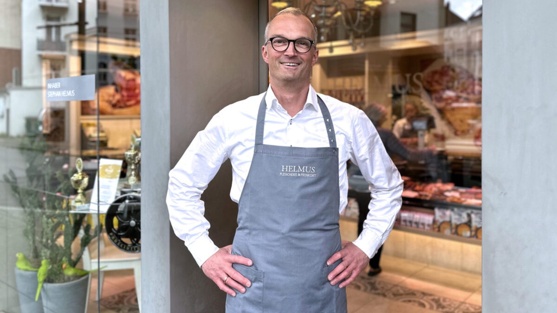 Inhaber Stephan Helmus vor seiner Fleischerei in Düsseldorf-Oberkassel