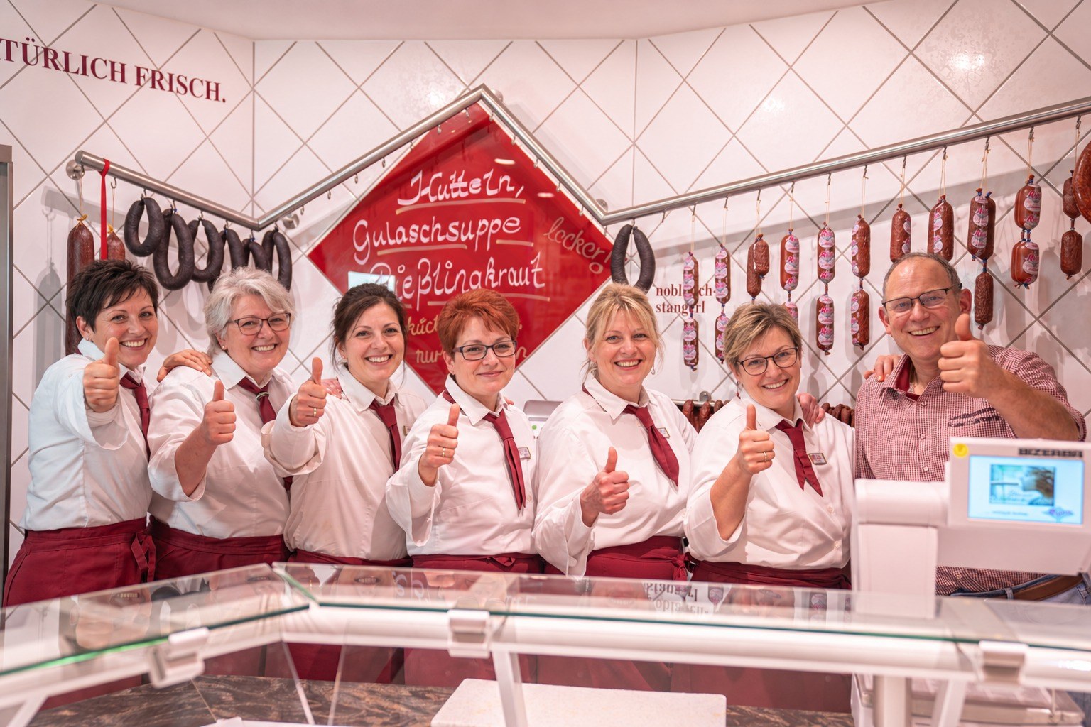 Team der Landmetzgerei Rupp-Holzwarth hinter der Verkaufstheke