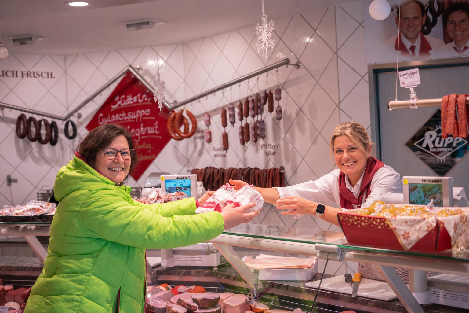 Frischetheke mit Wurstspezialitäten der Landmetzgerei Rupp-Holzwarth