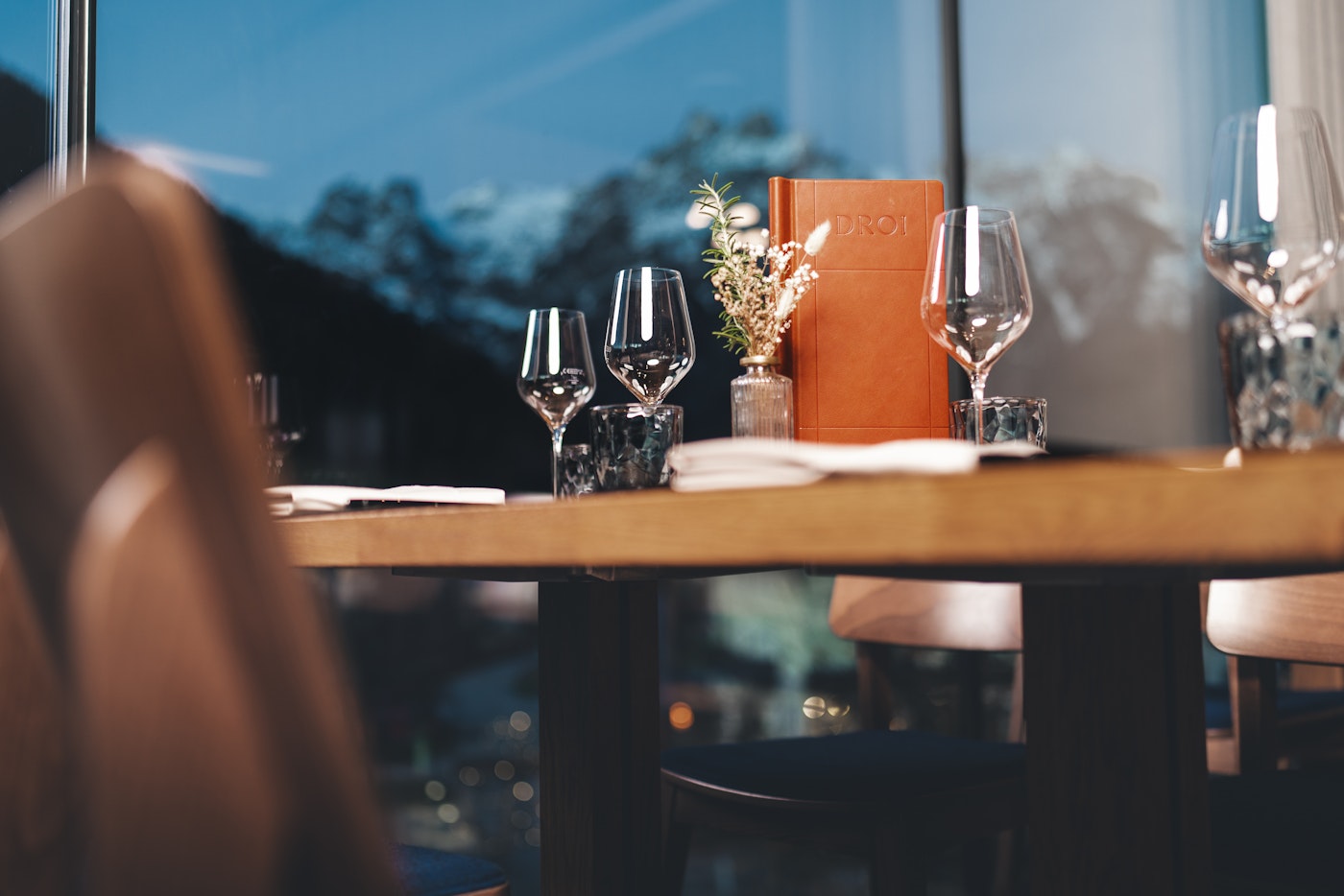 Gedeckter Tisch mit Speisekarte im Restaurant DROI