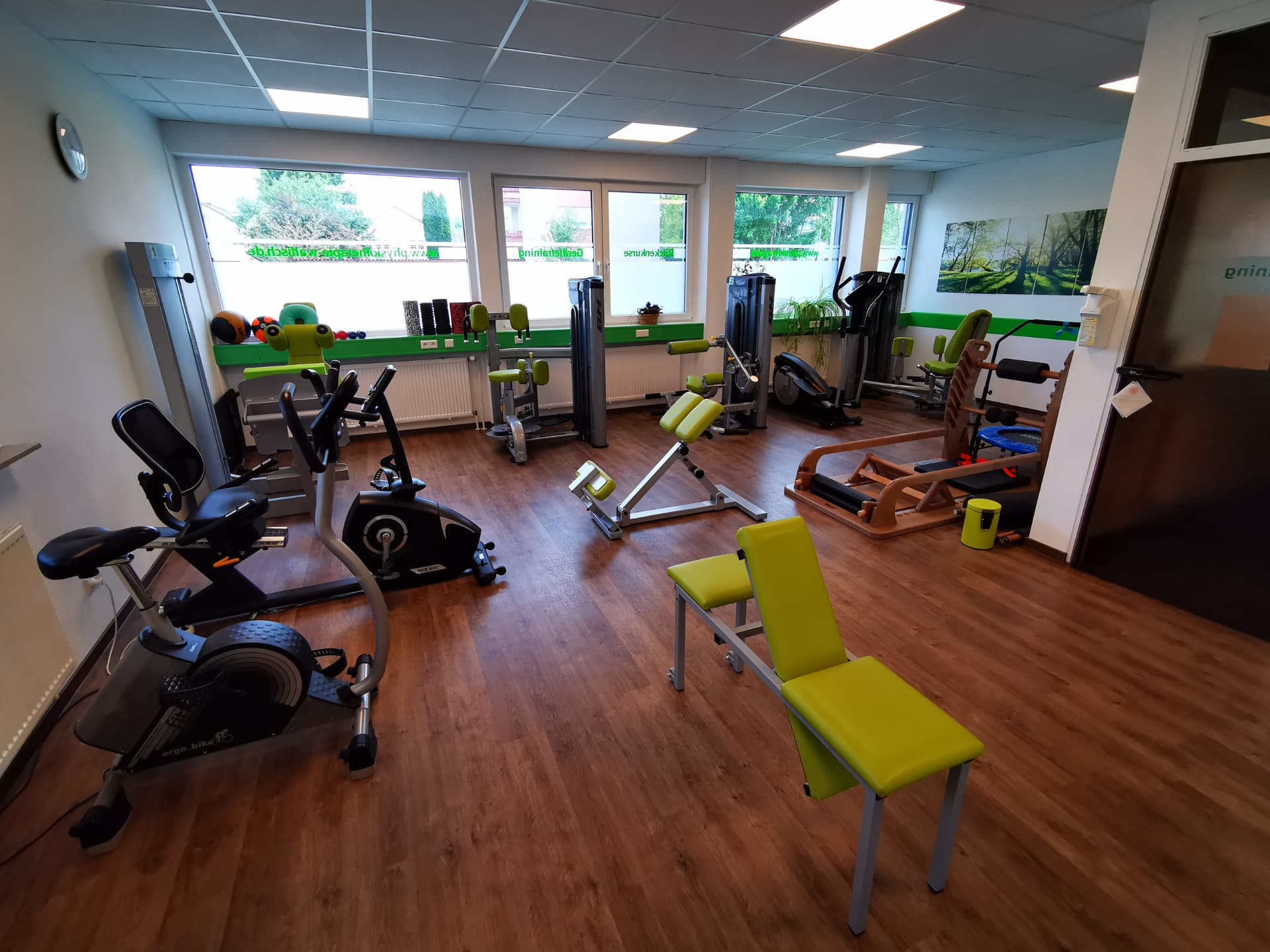 Trainingsfläche mit Geräten in der Praxis für ganzheitliche Physiotherapie
